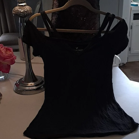 Black top - Picture 1 of 3